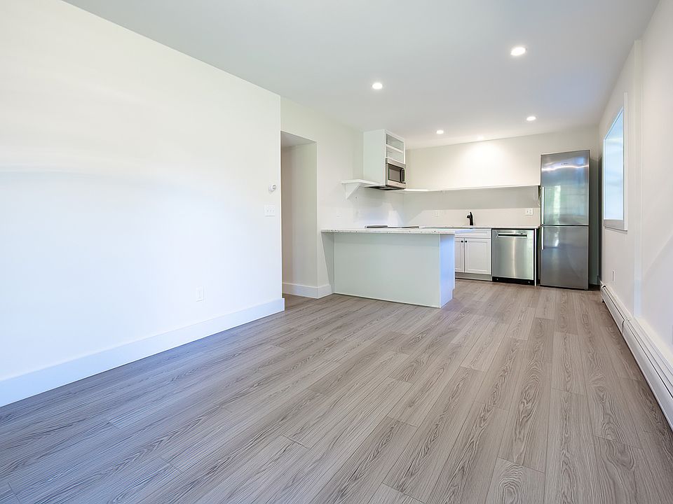 Open concept living room/kitchen