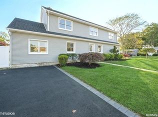 47 Park Ln, Massapequa, NY 11758