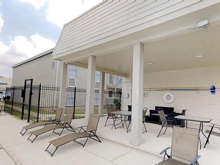Northlake Manor Apartments — Photo 13