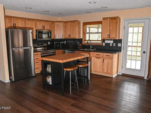 144 Eisenhower Dr, Lords Valley, PA 18428