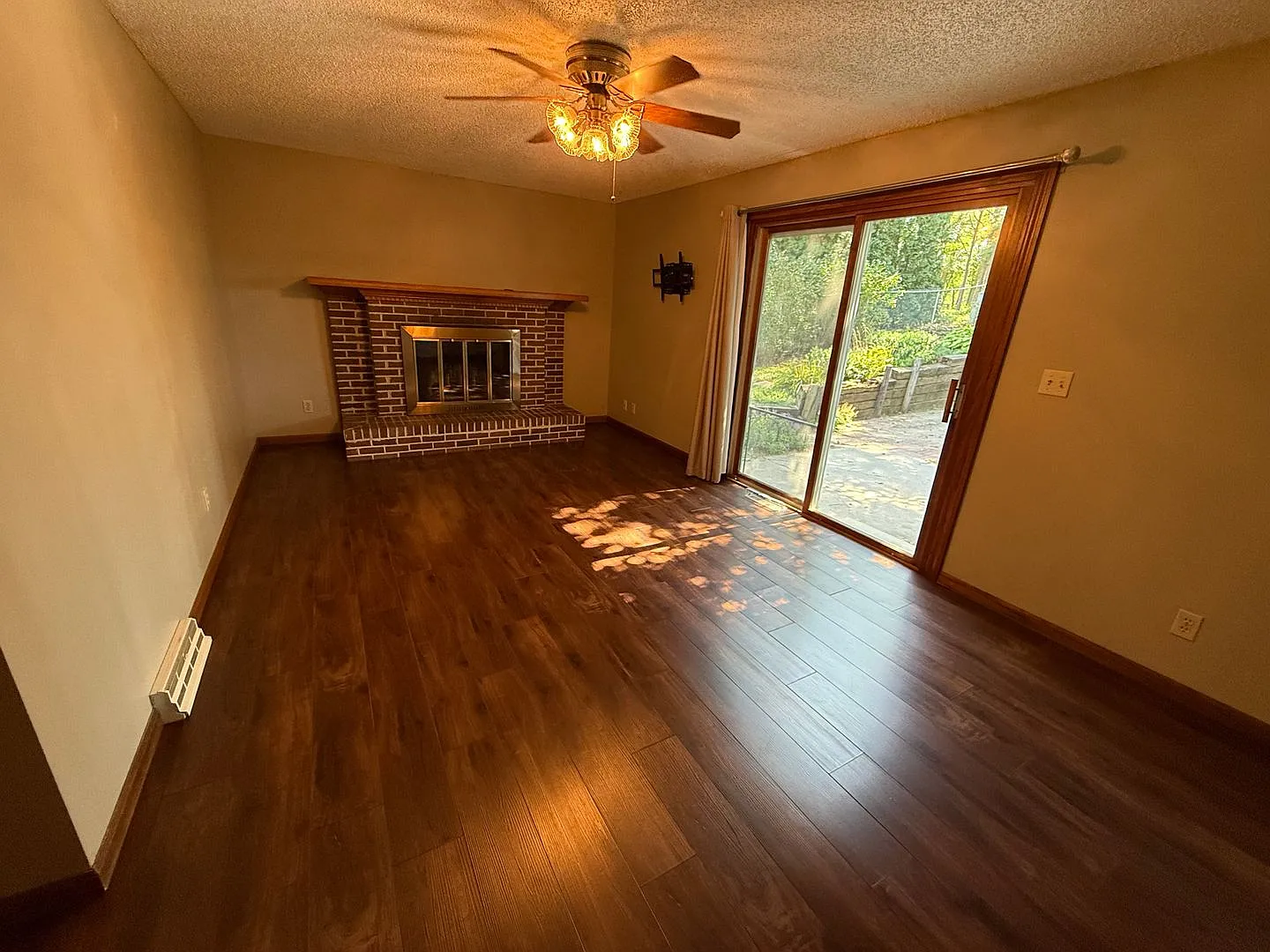 6 Bedroom, 3 Bath Home near Skyview Lake and Bel-Air School. — Photo 2