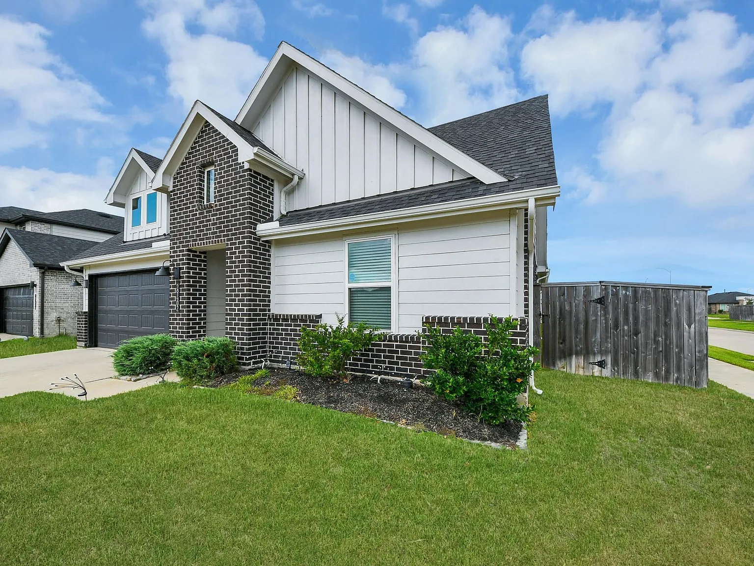 4 bed, 2.0 bath, 2040 sqft, $2,400 — Photo 2