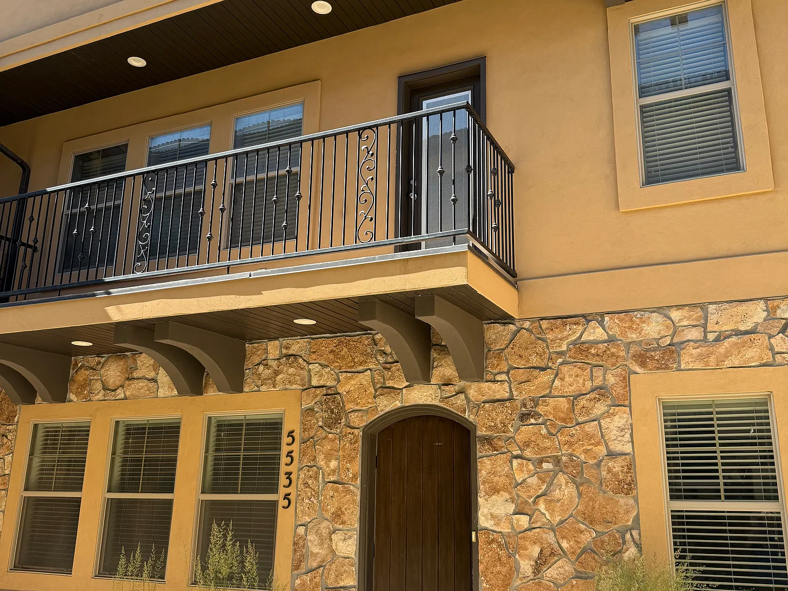 3 bed, 2.5 bath, 2200 sqft, $2,400 — Photo 1