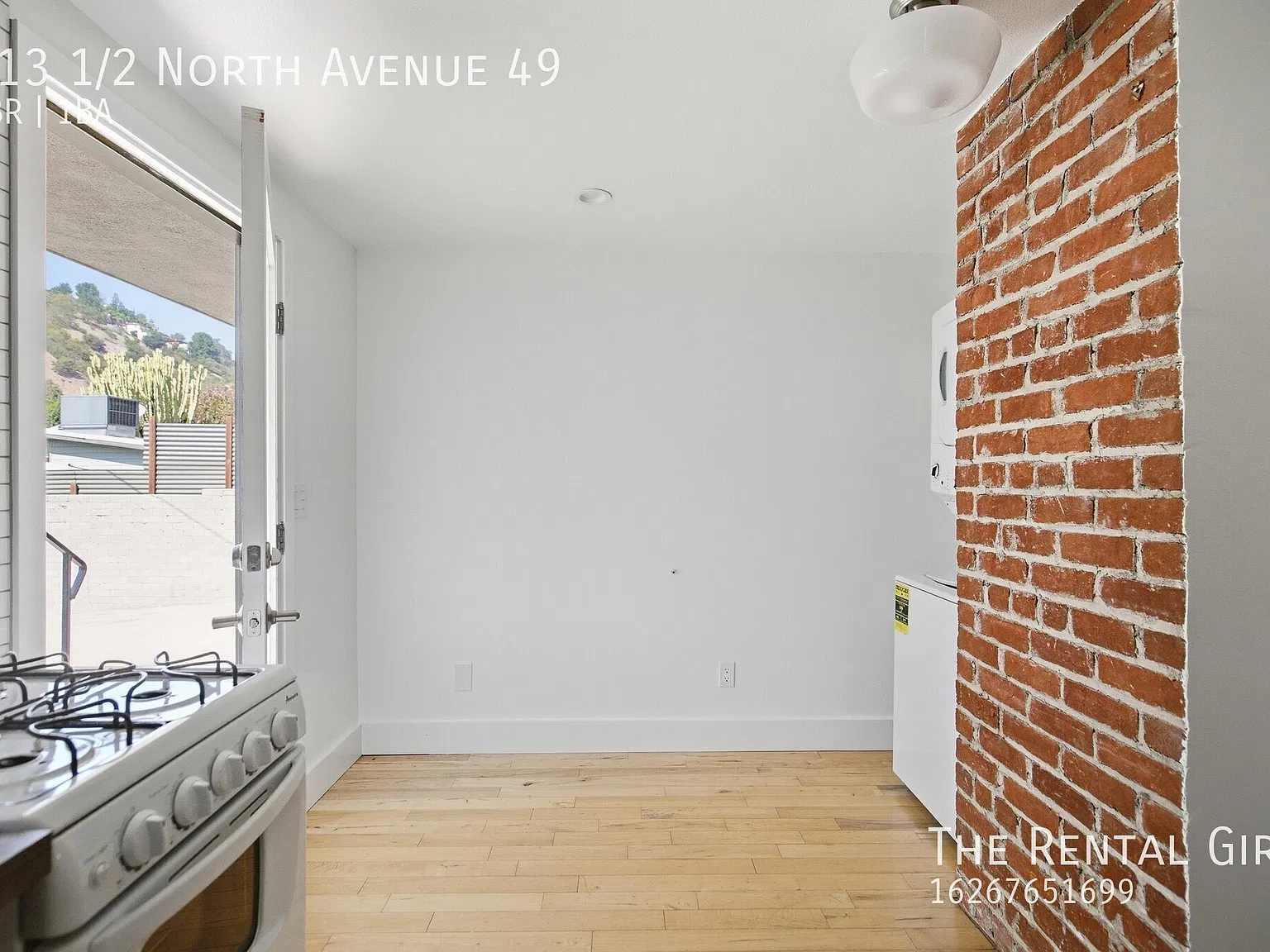 Newly Updated Highland Park Studio | Exposed Brick + Hardwood Floors | Modern Kitchen + Bath | In... — Photo 2