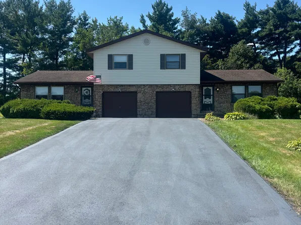 1227 Suffield Cir NW, Canton, OH 44708