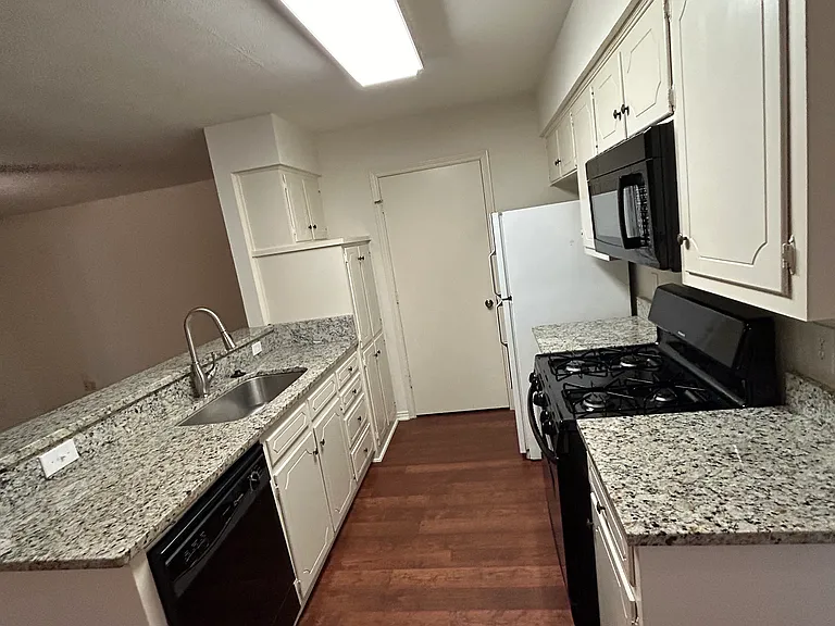 1302 Crescent St — Photo 9