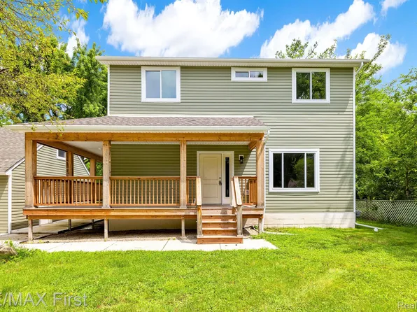 3060 Garden Ct, Auburn Hills, MI 48326