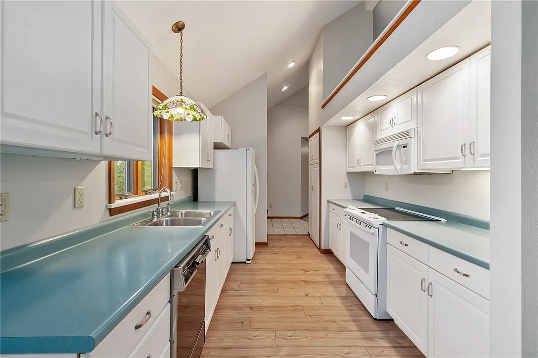 4 bed, 3.5 bath, 1294 sqft, $2,650 — Photo 4