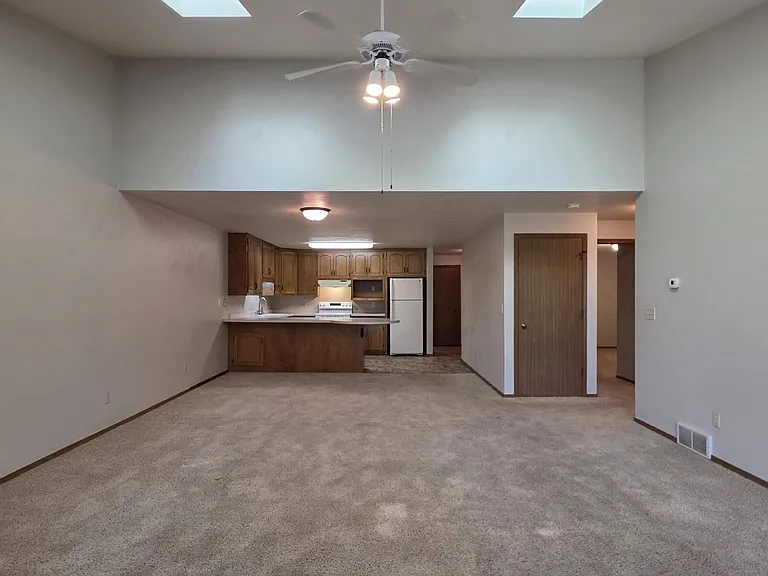1600 E Tracia Ln — Photo 12