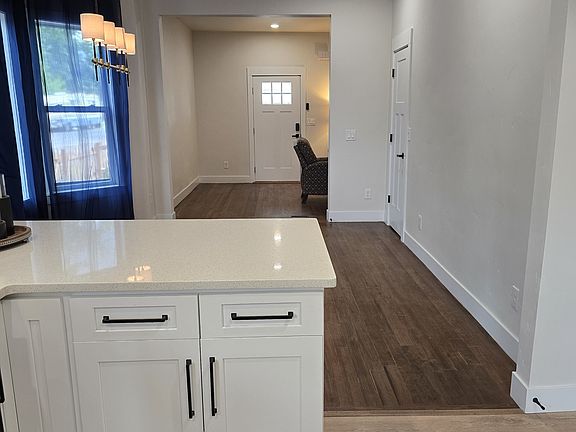 Kitchen peninsula, furnished with two counter top stools