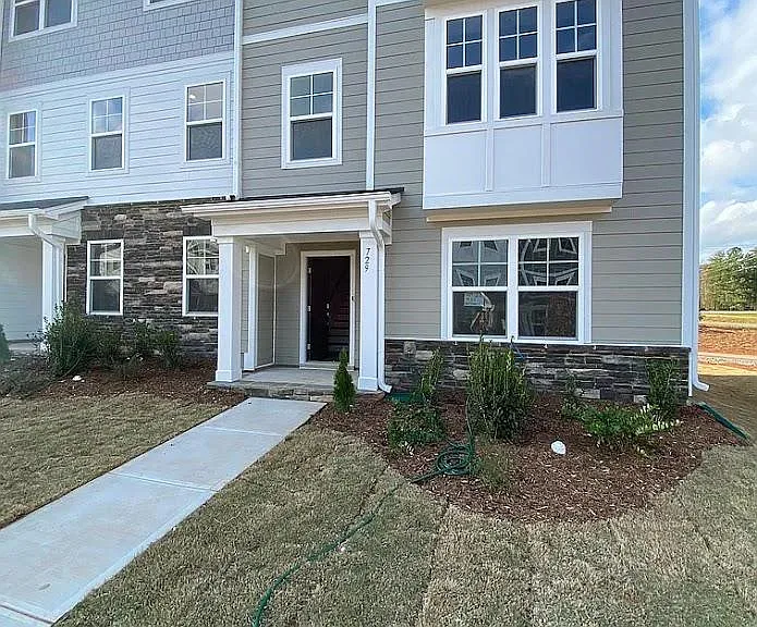 729 Gimari Dr — Photo 1