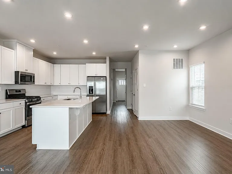 208 Chase Dr — Photo 5