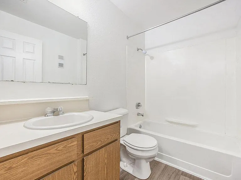 Hampton Lakes Apartments — Photo 19