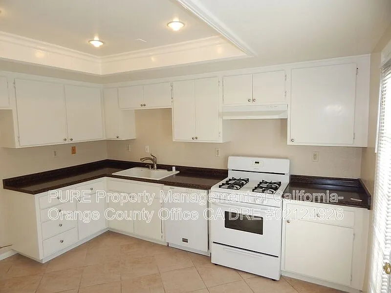 2 bed, 2.0 bath, 900 sqft, $2,700 — Photo 3