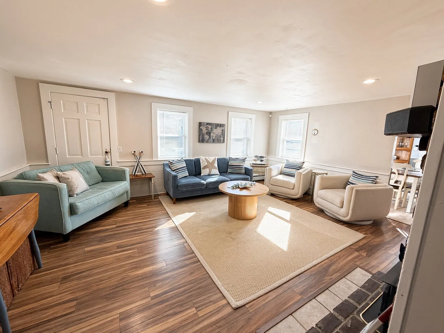 3 bed, 1.0 bath, 1194 sqft, $4,000 — Photo 3