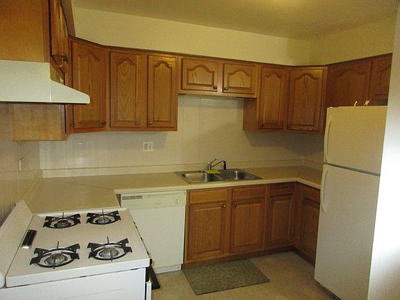 3rd image of 28 King Arthur Ct APT 15