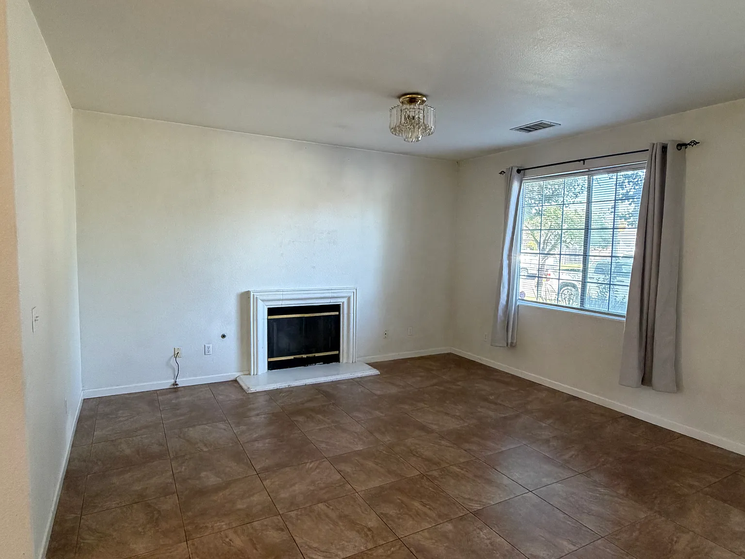 3 bed, 1279 sqft, $2,000 — Photo 3