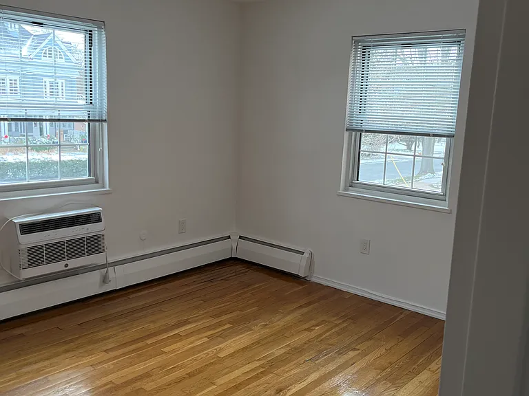 Williamsburg Apts. — Photo 15