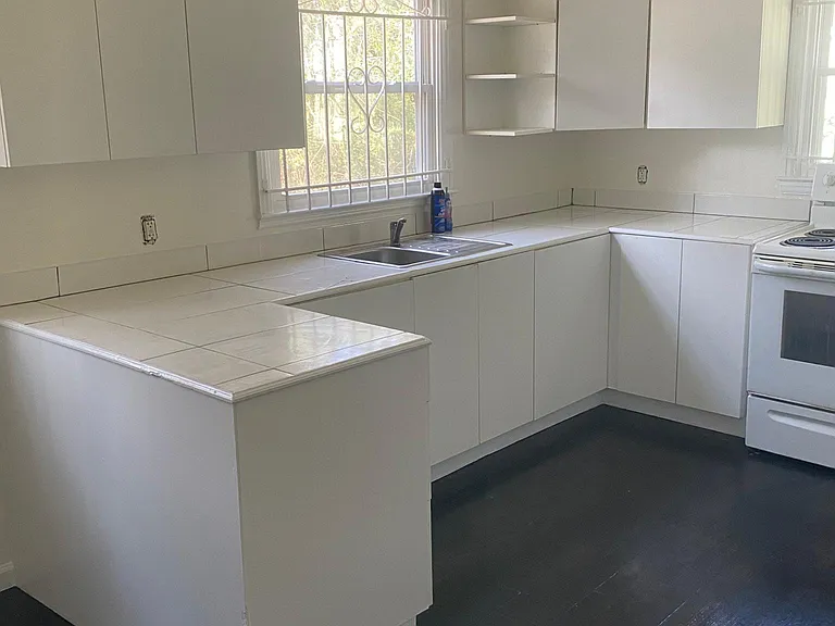 1427 Westmont Rd SW — Photo 5