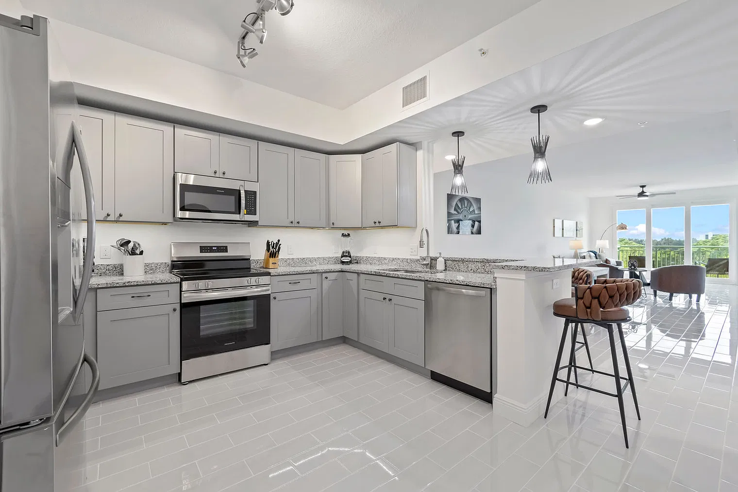 2 bed, 2.0 bath, 1323 sqft, $4,340 — Photo 3