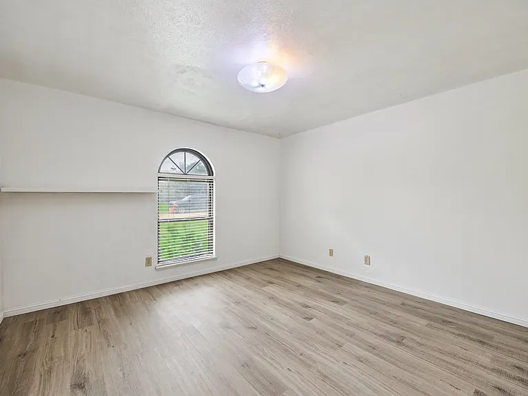2933 Silverdale Ln — Photo 17