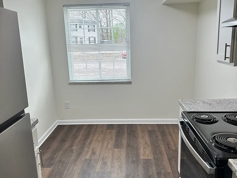 435 Hartford Sq — Photo 6