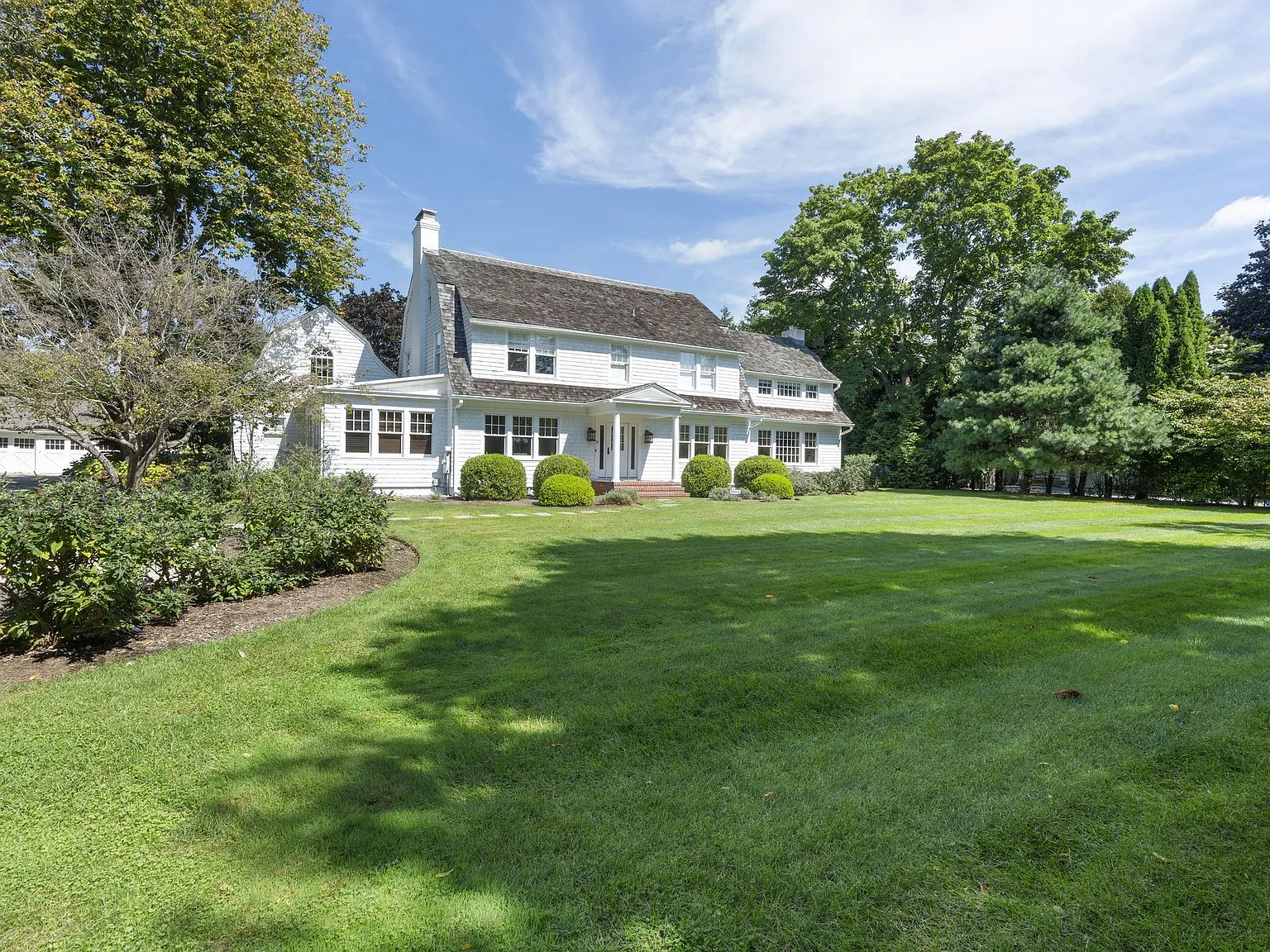 Exceptional Hamptons Retreat Moments from Village and Ocean — Photo 2