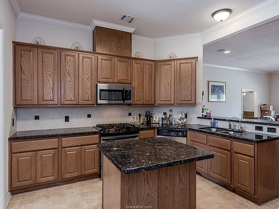 4th image of 906 Ladove Dr