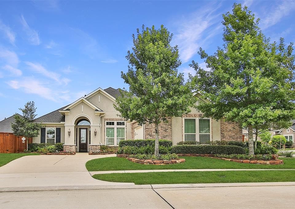 Welcome to 19302 Tanglewood Trails Drive in beautiful Towne Lake, a master planned community. This former model home is loaded with upgrades and located in the Heritage Community (over 55).