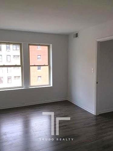 2nd image of 925 W Carmen Ave APT 006A