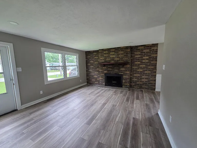 842 Fairview St — Photo 2