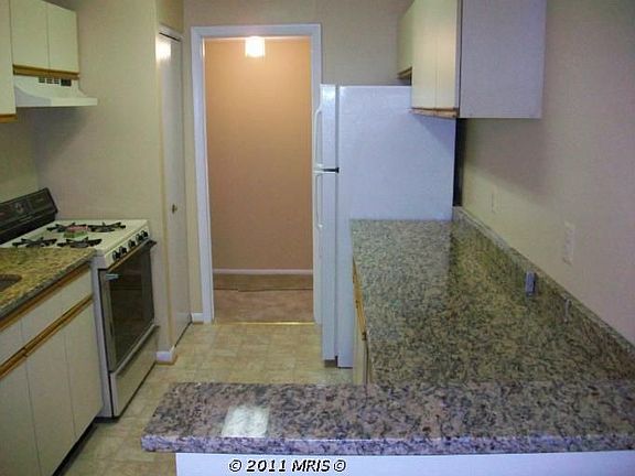 5th image of 2842 Dover Ln APT 101