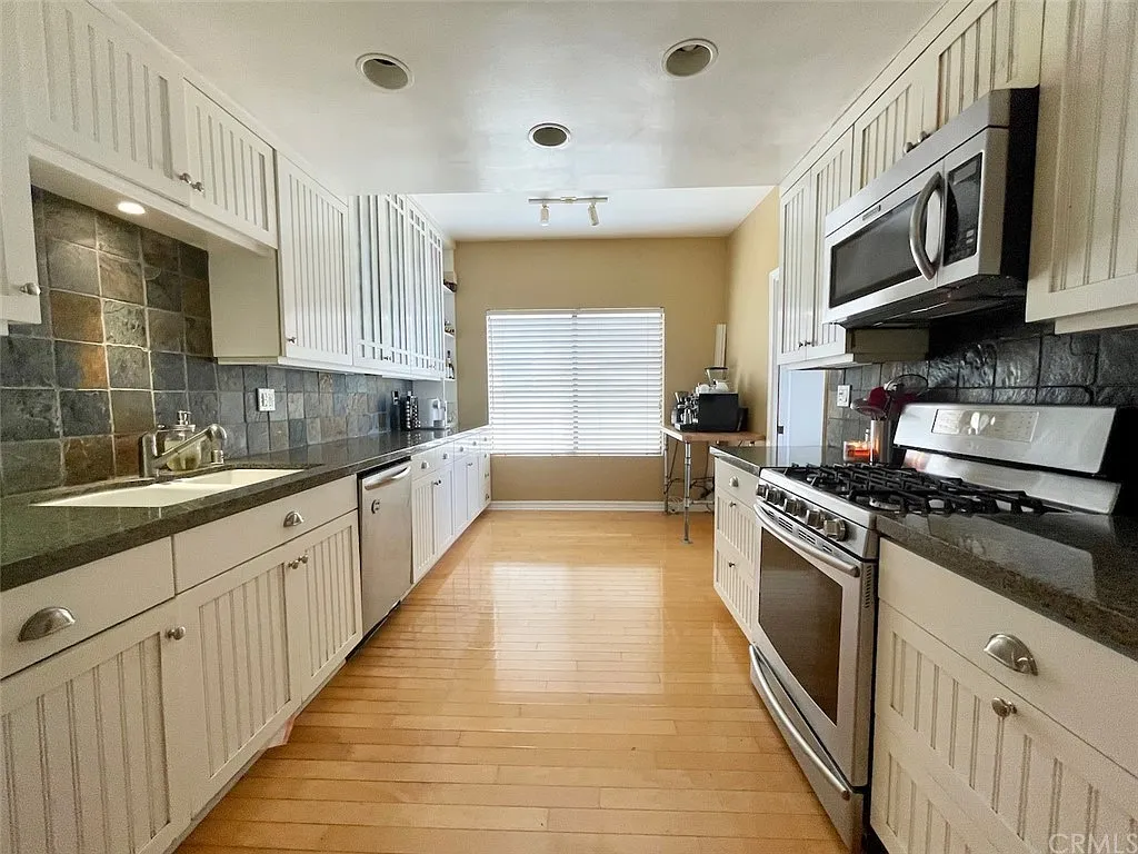 3 bed, 2034 sqft, $6,195 — Photo 3