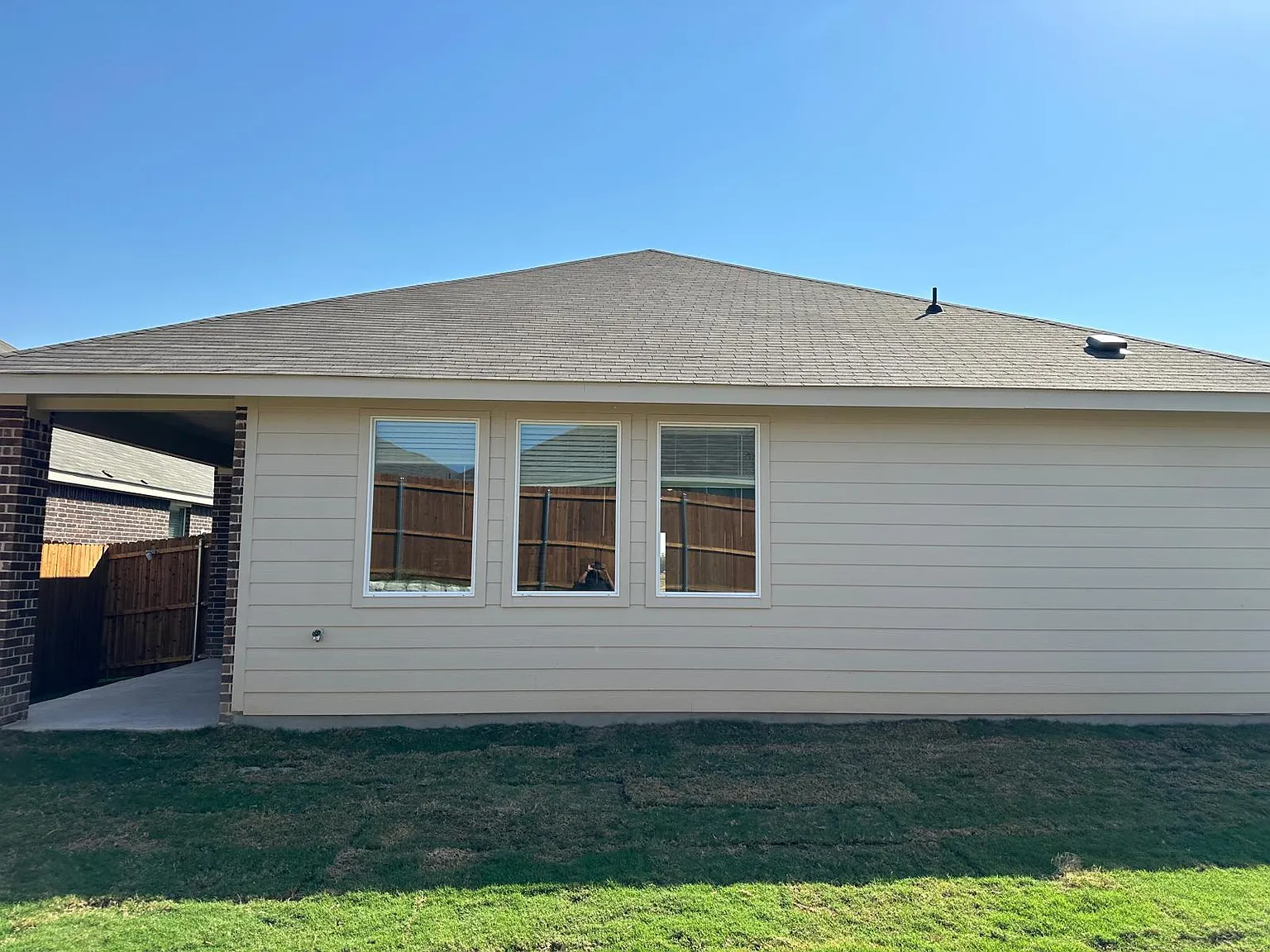 4 bed, 1996 sqft, $2,300 — Photo 4