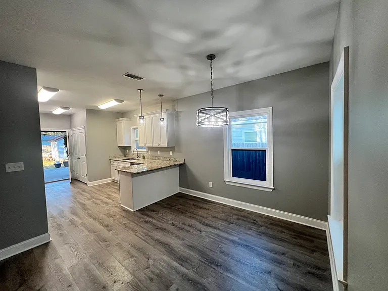 504 E Magee St — Photo 3
