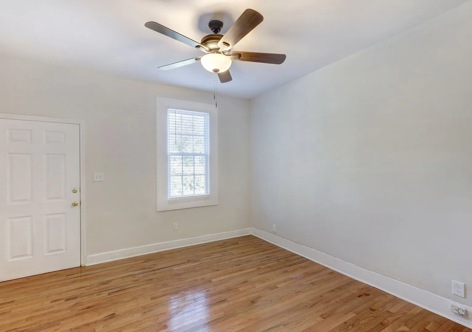 Large Brand New - One Bedroom (2 blocks from Historic Distr.) — Photo 2