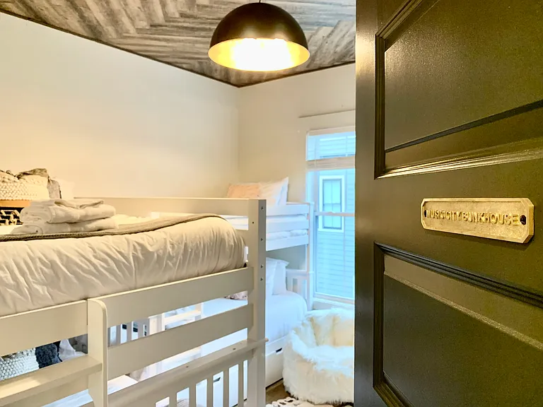 1027 E Trinity Ln — Photo 40