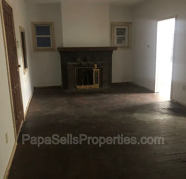 327 E Stuart Ave — Photo 5