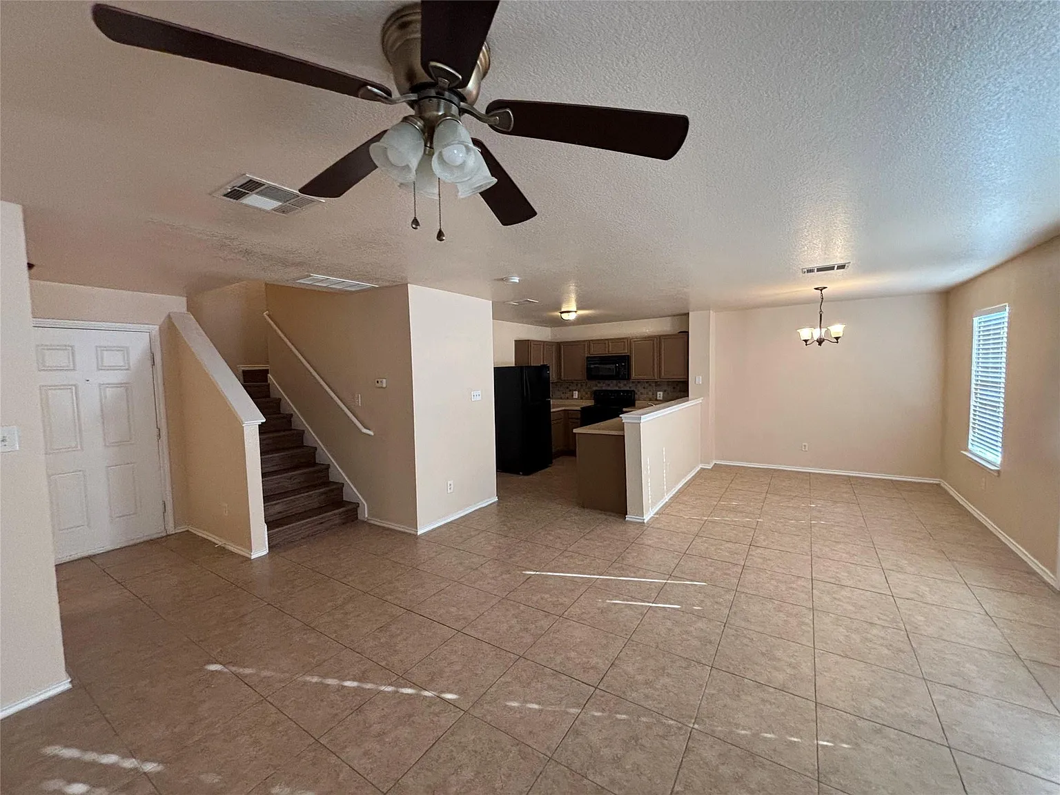3 bed, 2.5 bath, 1785 sqft, $1,775 — Photo 2