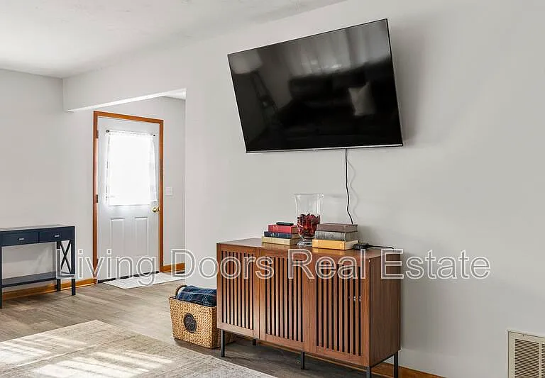 6935 Colby St — Photo 6