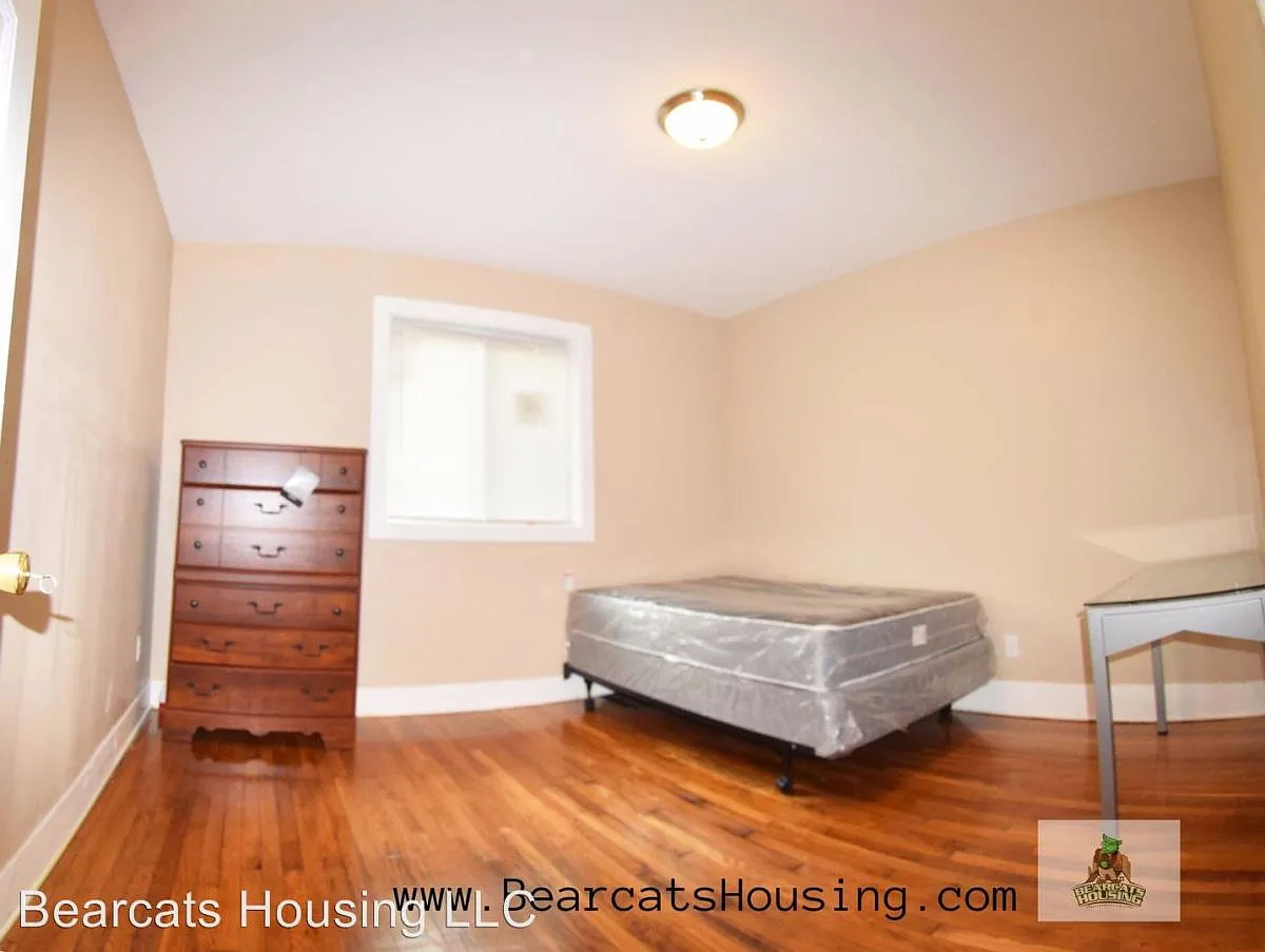 6 bed, 2600 sqft, $650 — Photo 1