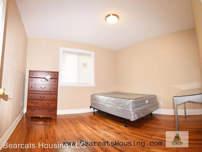 6 bed, 2600 sqft, $650 — Photo 1