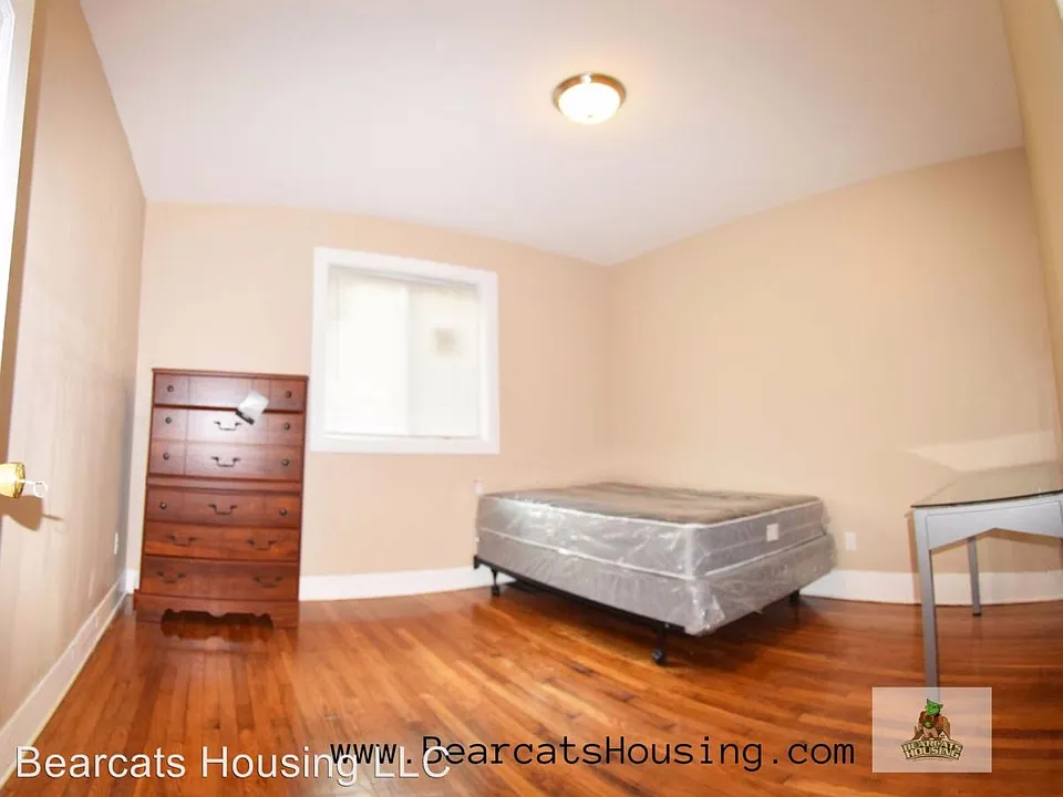6 bed, 2600 sqft, $650