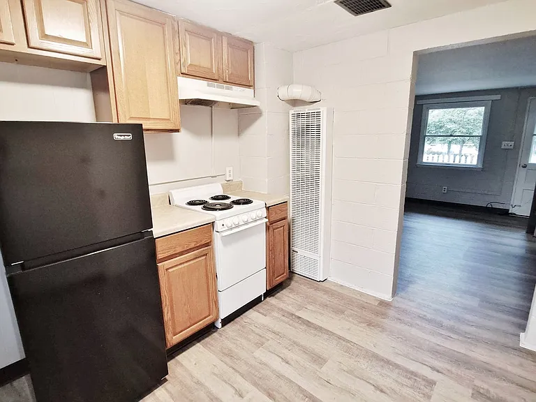 240 W High St — Photo 3