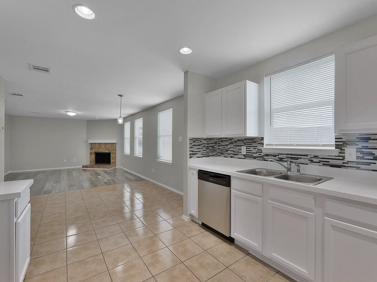 3 bed, 2.5 bath, 2420 sqft, $2,395 — Photo 3