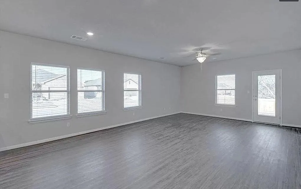 4 bed, 2674 sqft, $2,595 — Photo 4