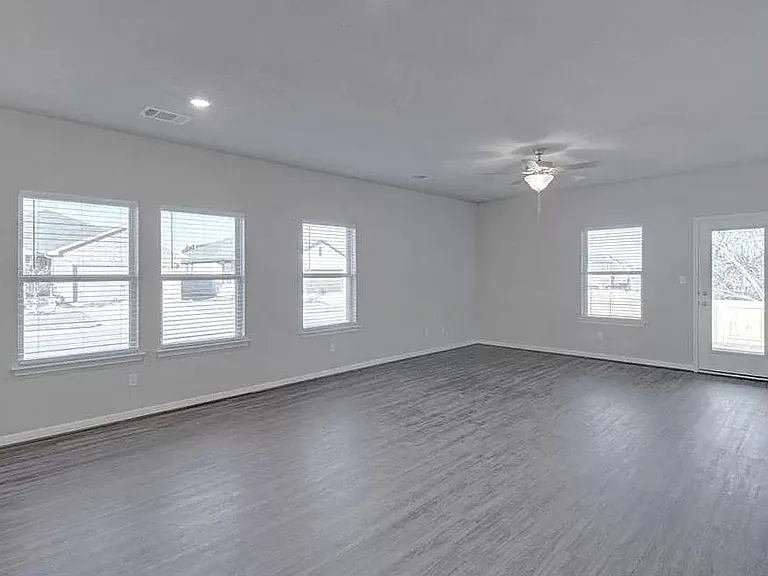 1605 Torre St — Photo 4