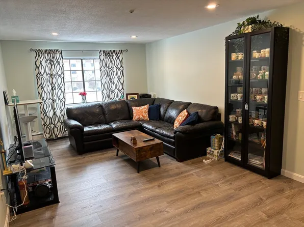 135 Grove St APT 124, Rockland, MA 02370