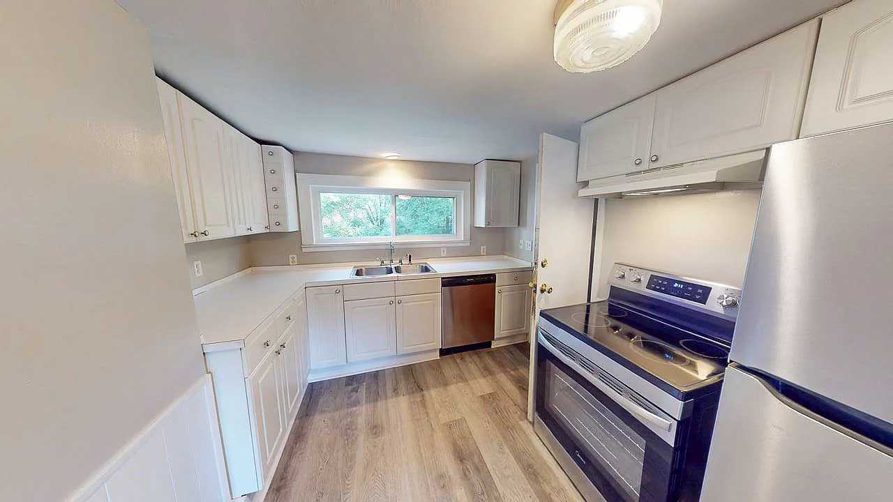 3 bed, $1,895 — Photo 4