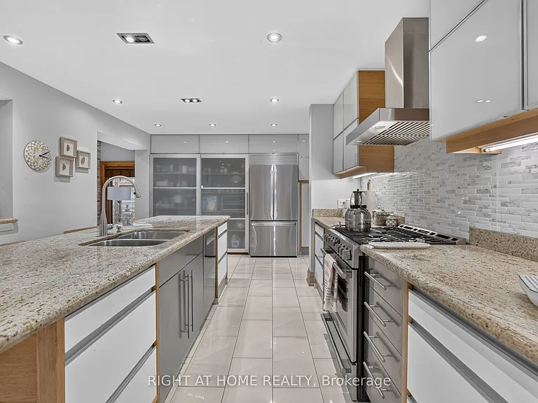 35 Brightbay Cres — Photo 11